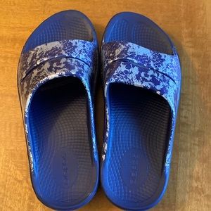 Oofos slides! Mint condition. Only worn inside a time or two.